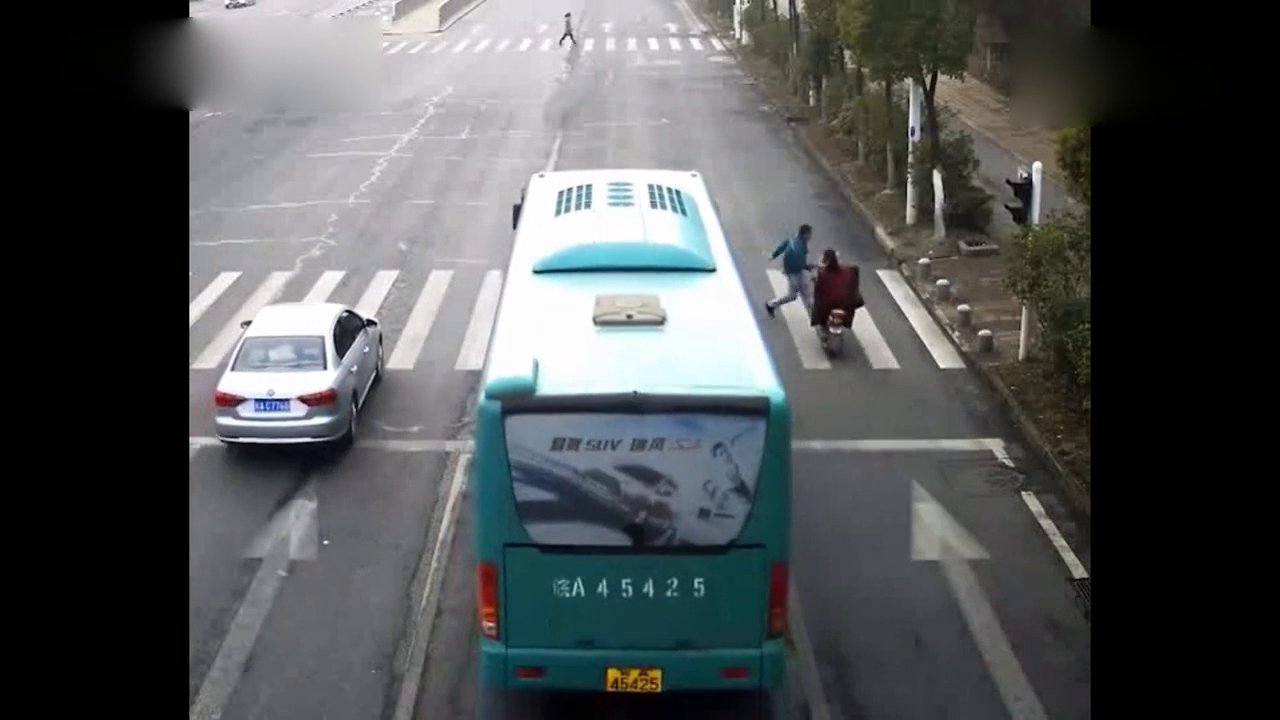 电动车女司机遇到鬼探头，在斑马线上和行人猛撞