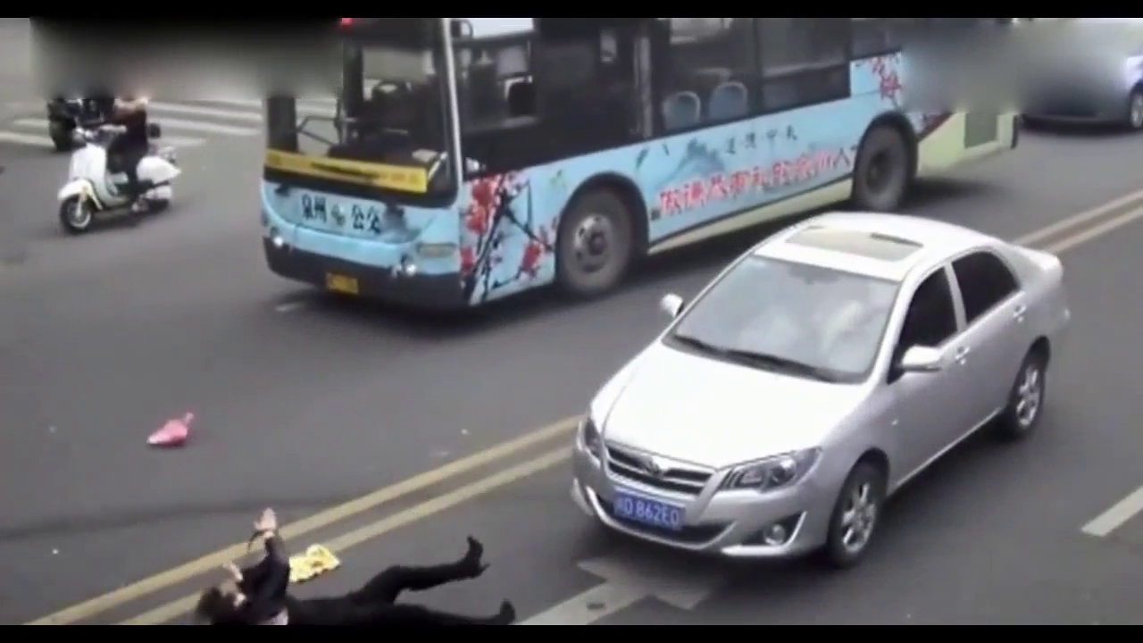 电动车女子这行骑车，公交车饶她不死，下一幕更惨烈！