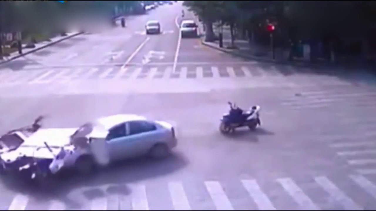 电动车和三轮车并肩闯红灯，小轿车司机怒了放狠招