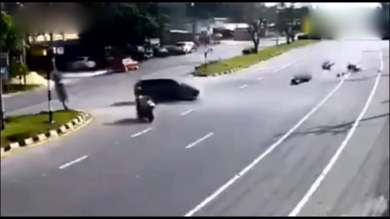 电动车发生惨烈车祸，男子刚站起来，没想到死神再一次降临