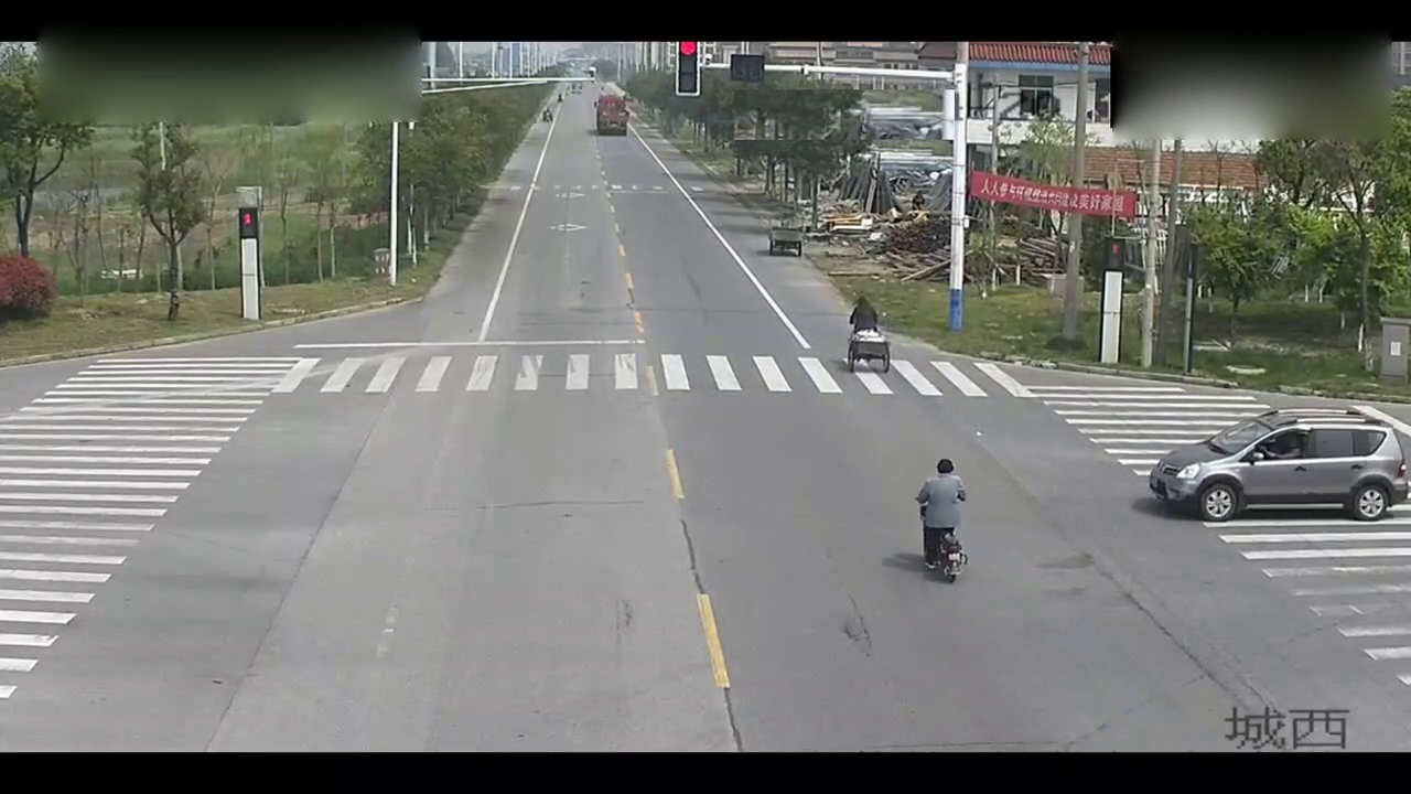 电动车女司机被猛撞，这就是闯红灯的代价！