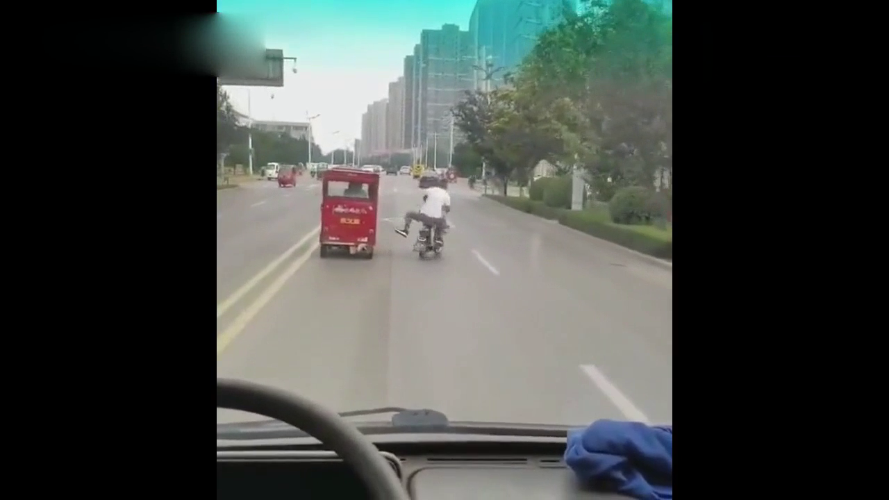 电动车和三轮车发生矛盾，小伙不由分说上去就是一脚！