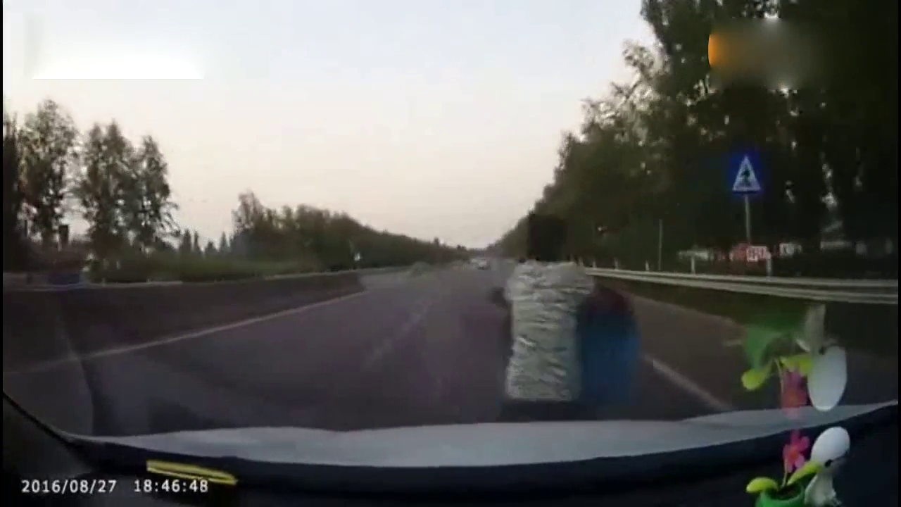 电动车女子任性过马路，被视频车猛撞