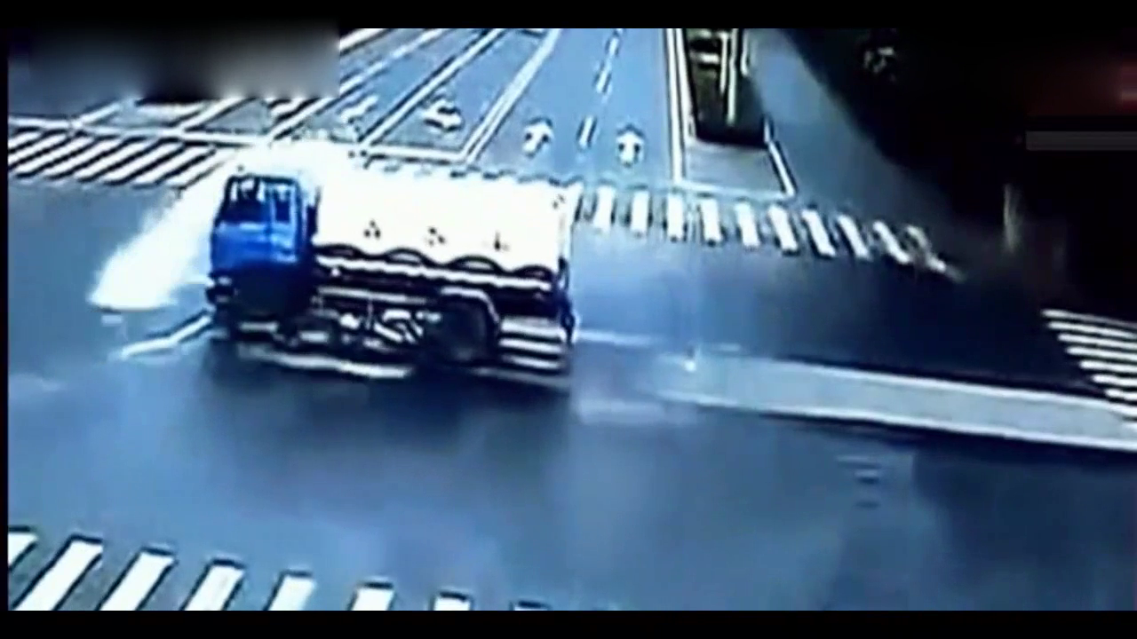 电动车小伙嚣张闯红灯，可惜被洒水车给终结了