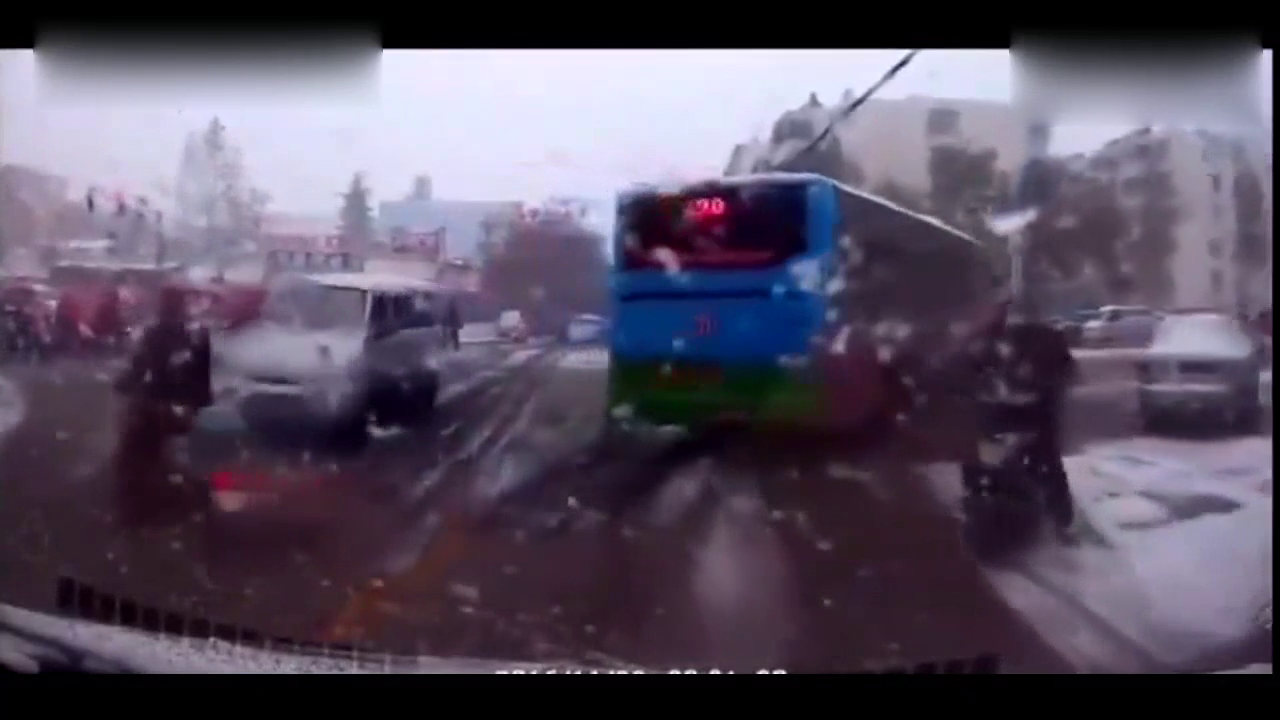 电动车司机毫无顾忌冲向逆行道以为没人敢撞他，接着就后悔了