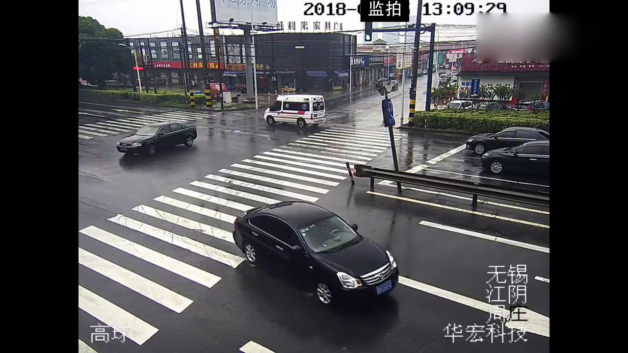 看着都疼，实拍电动车司机闯红灯被撞飞