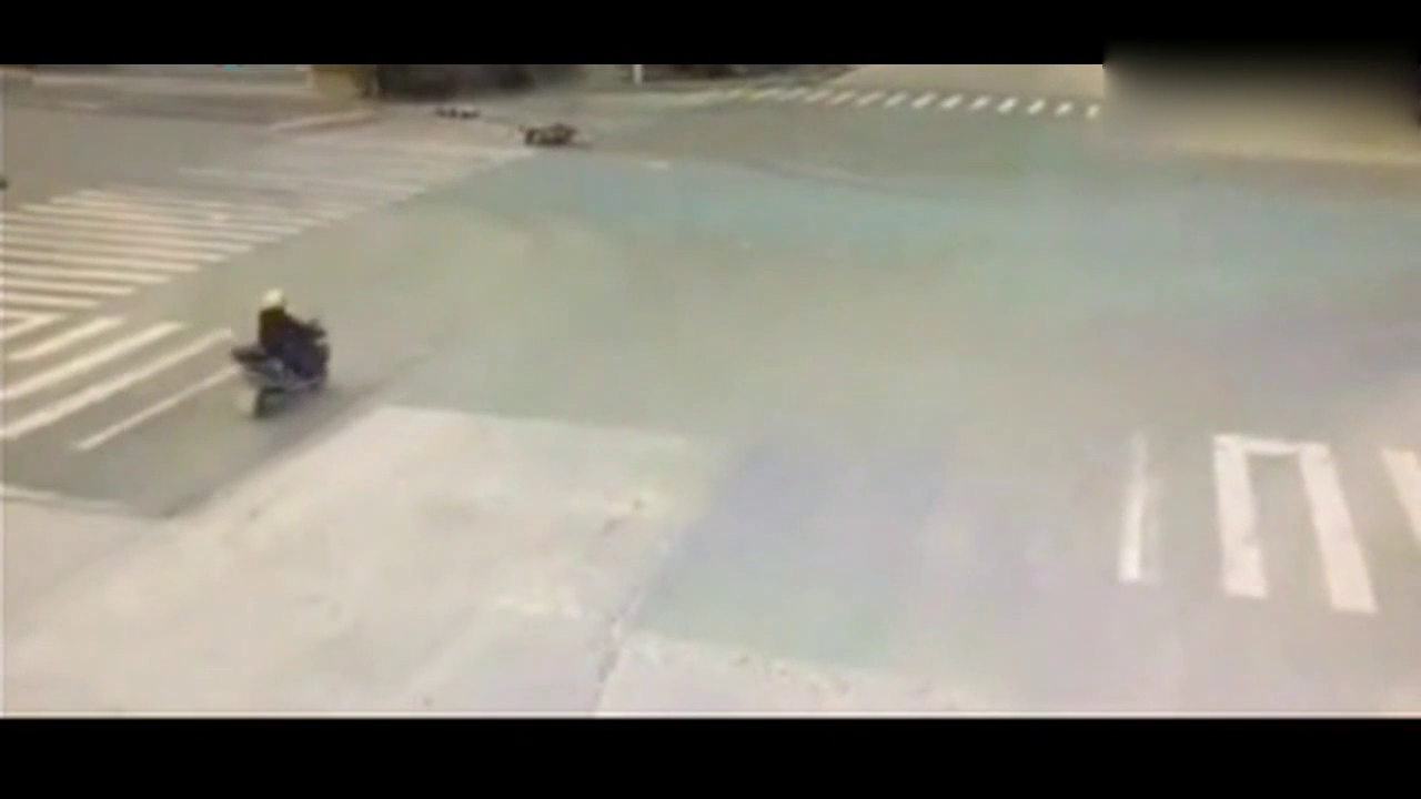 女子骑电动车过横道，监控拍下，她害人害己的一幕