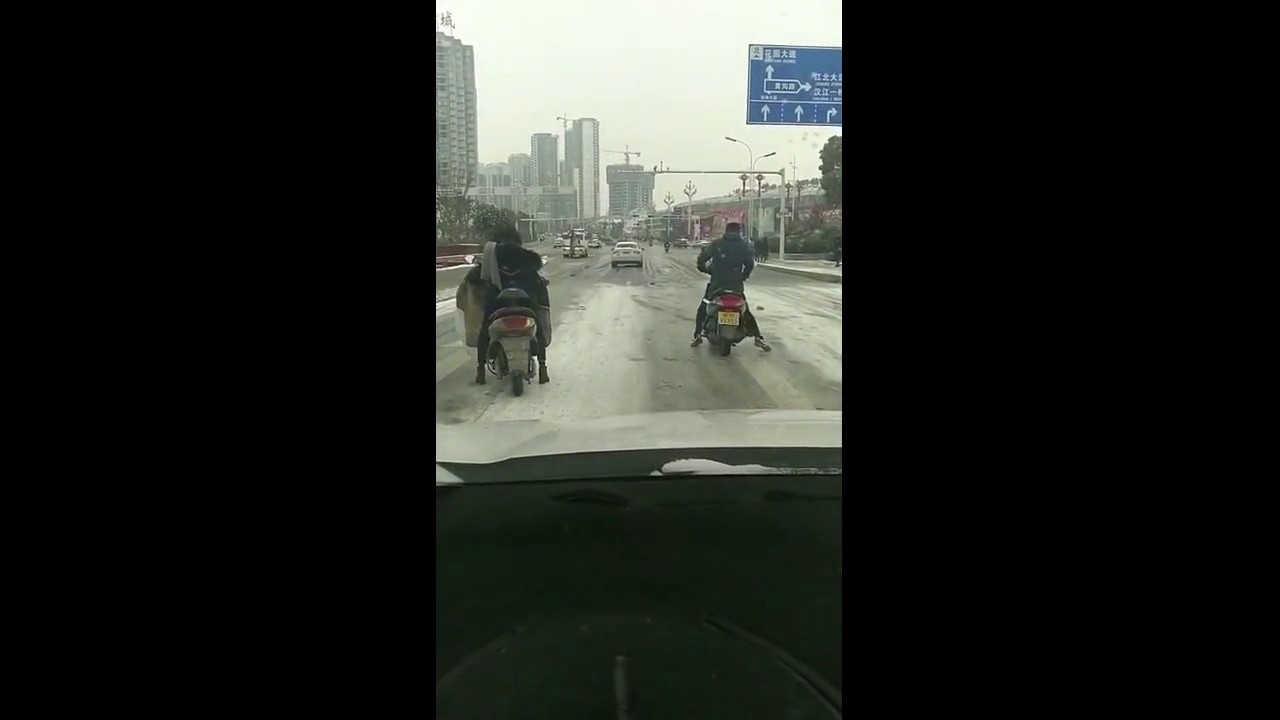 这样的路大家还是别骑电动车出来了，太尴尬了