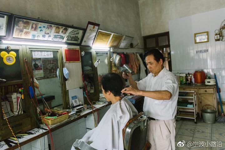 他是宁波最早一批个体户,1978年领营业执照[给