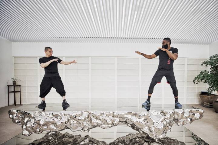 哈登中国行参观雕塑大师任哲作品,即兴创作,视乎相差甚远