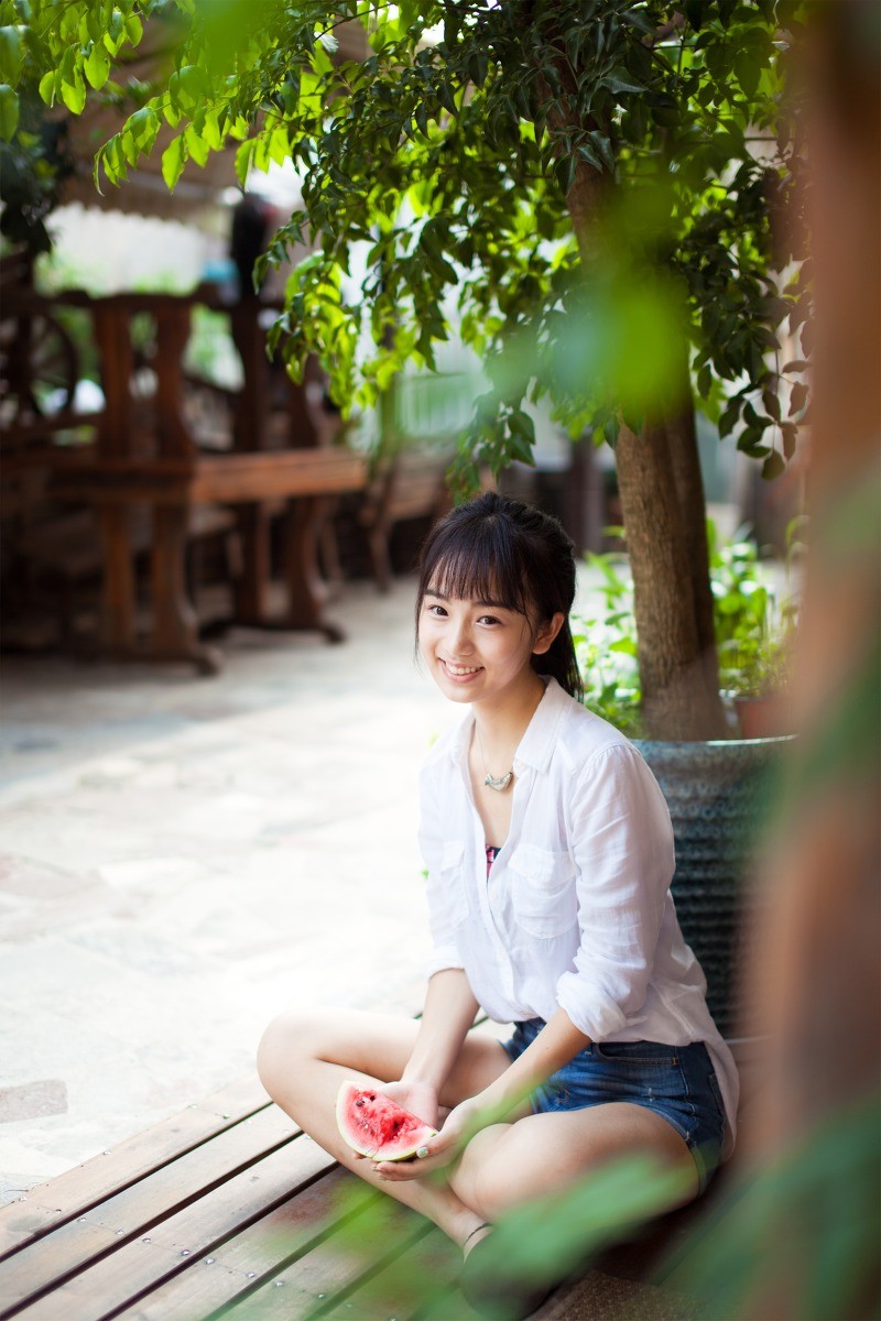美图美女分享:路边吃西瓜的清纯女孩
