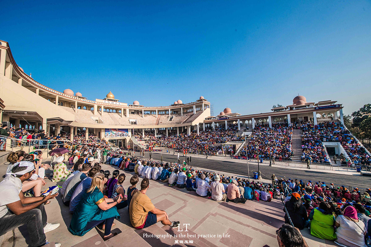奇葩至极又笑掉你大牙的印巴边界降旗仪式