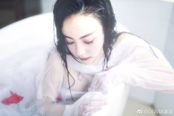 贵妃出浴影蒙胧,罗裘薄纱半遮胸出镜: