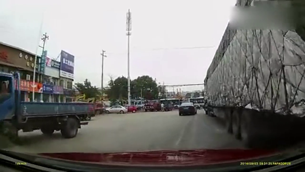 电动车挡道鸣笛提醒就是不让，女司机直接开撞