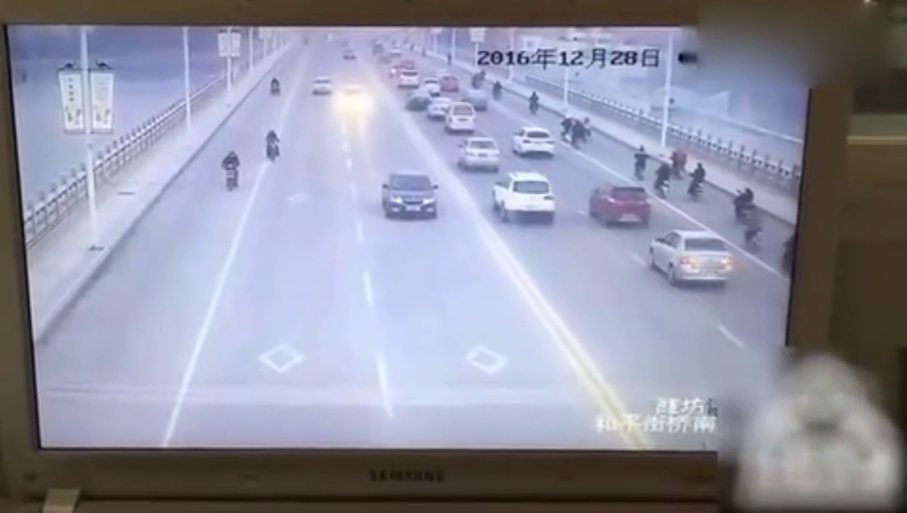 电动车也不是好惹的，遇车祸也有神武功