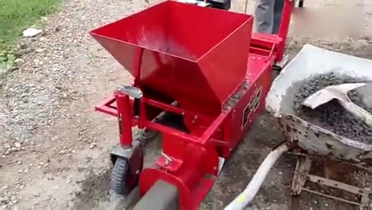 农村牛人花600元发明实用机器,水泥倒进去10秒成型