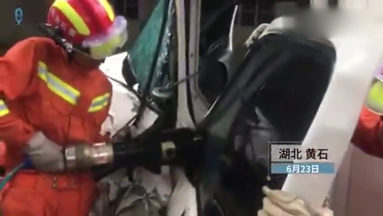 暴雨中运钞车与客车迎头相撞 运钞车司机双腿被卡动弹不得