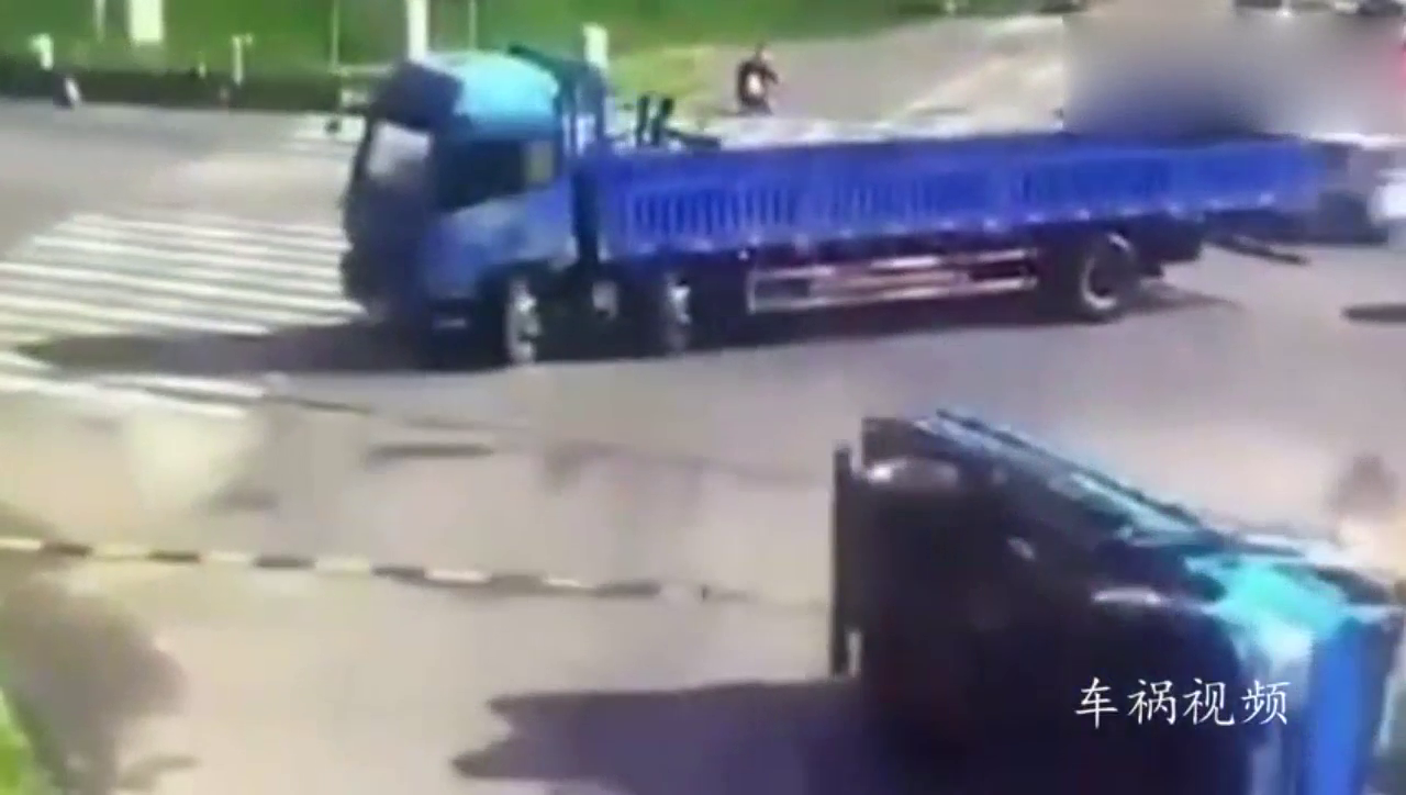 小货车为避让大货车，选择冲向了电动车，太不值得了！