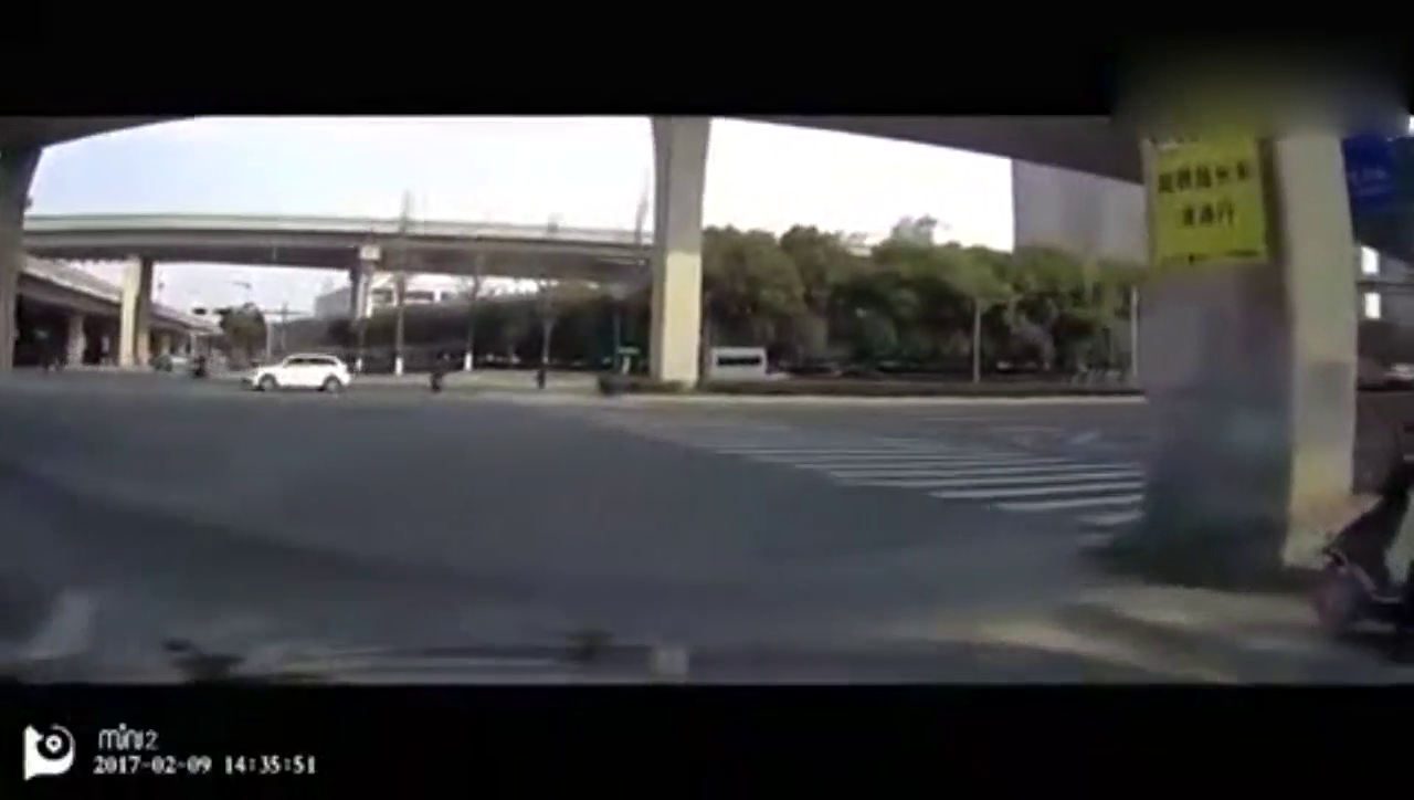 遭遇电动车鬼探头，自己被撞还得赔钱，好气啊！