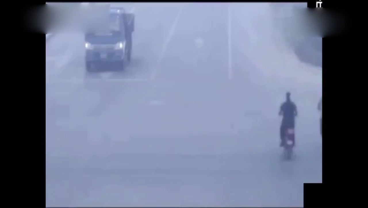 电动车刚闯红灯就后悔，扔下车就跑，但接下来惨不忍睹！