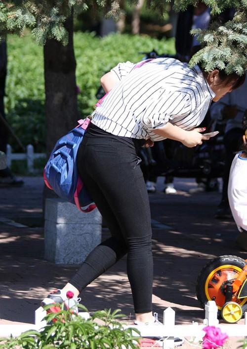 路人街拍: 极品紧身裤挺翘美女, 黑色绷紧美臀太棒了