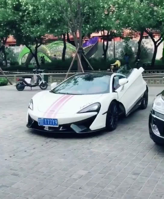 酒店门口偶遇迈凯伦540C,车主是一位小姐姐,根本没心思看车