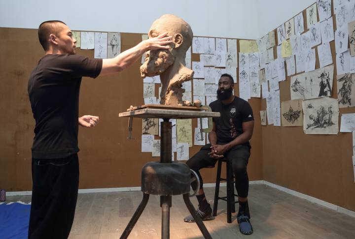 哈登中国行参观雕塑大师任哲作品,即兴创作,视