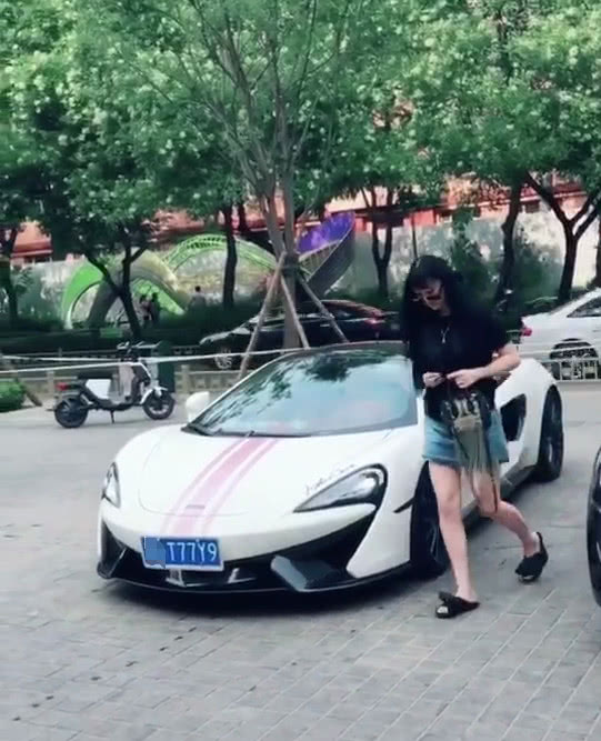 酒店门口偶遇迈凯伦540C,车主是一位小姐姐,根本没心思看车