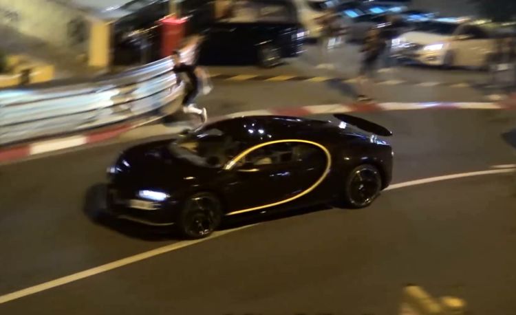 晚上散步时看到一台跑车,不少人追着拍照,网友