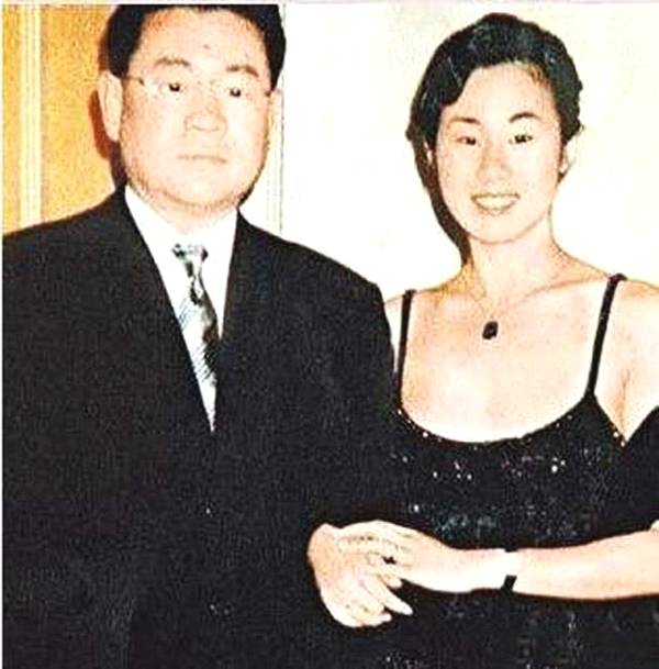 26岁赚了1个亿，41岁换了9个女朋友，如今他67岁了，老婆才39岁