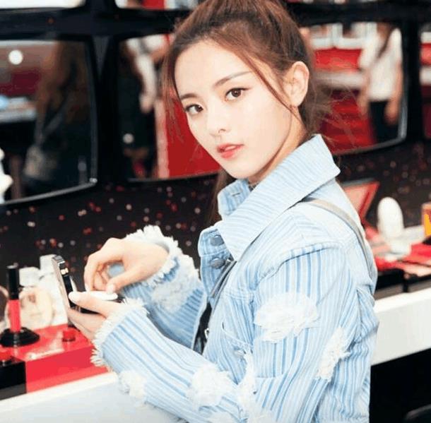 《创造101》杨超越宿舍无意间秀出美腿, 翻白