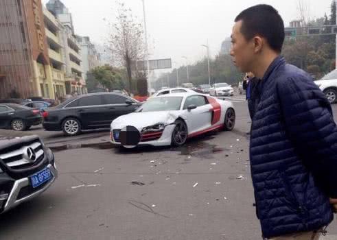 起亚撞上200万豪车，因为交警一句话，起亚女车主吓哭！