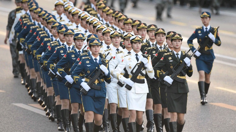 中国军队的女兵在9年里，为何只有长裤，而没有配发裙子?