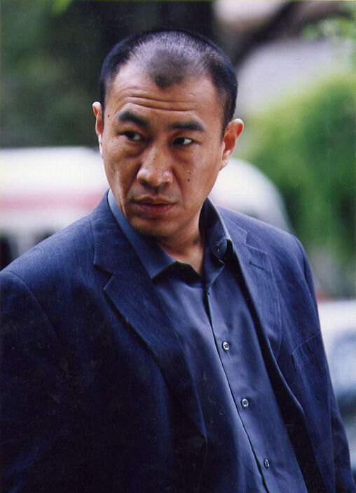 他是一位军人,长相非常凶狠孙红雷都怕,生活中确是位大孝子