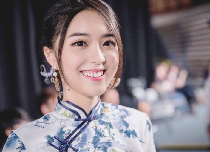 Rita秀旗袍美照 这是想跟余霜争一争LPL当家花旦的位置?