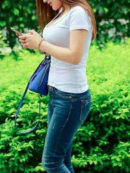 性感辣妈会穿搭 简单的t恤高跟鞋都显得身材好胸大