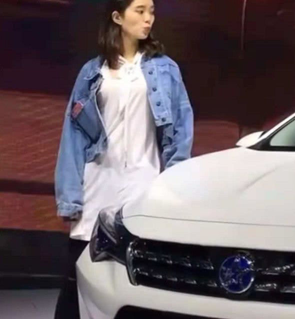 抖音上因为"穿得多"走红的车模,网友:技术不行但够清纯!图片