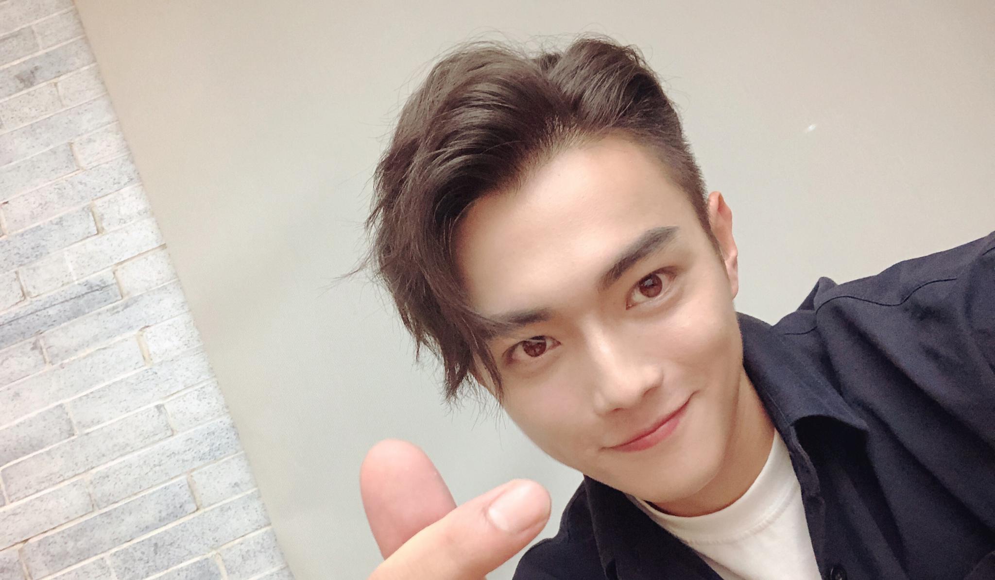 《延禧攻略》绯闻是真?吴谨言自曝合照，网友:坐到许凯腿上了!