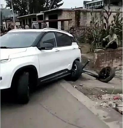 又一款国产SUV出事了, 后悬架被扭成了麻花