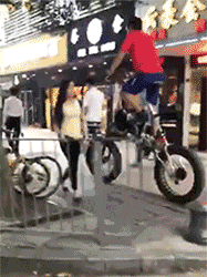 搞笑gif:第一次见连下三四步都是走帅的!
