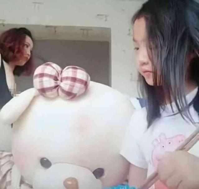 抖音再爆视频? 美妈抱着女儿这样自拍, 网友: 为红无