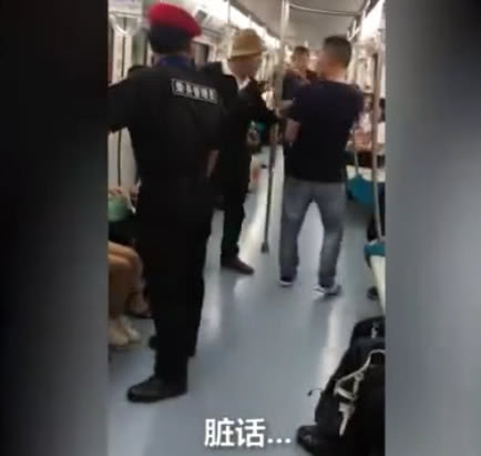 女子地铁车厢吸电子烟,老人:外地人不懂北京的