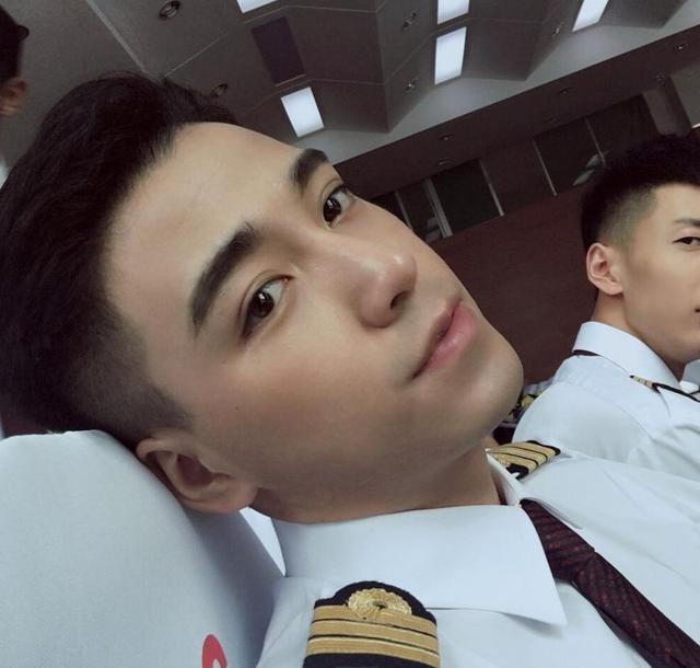 东航一名空少走红抖音,一大波迷弟迷妹在路上!