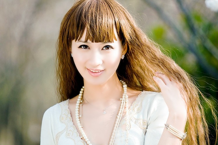 阳光下的一个清新美丽长发女子|人像|长发|微笑_新浪网