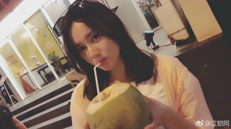 江铠同长相甜美清纯，出道起点高，却被自己一张好牌打到烂？