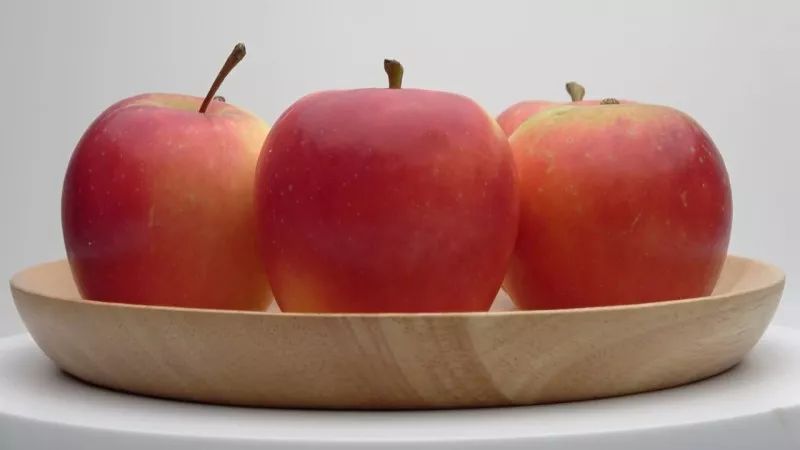 一筒5个装的火箭苹果,果肉香甜脆爽,一颗售价