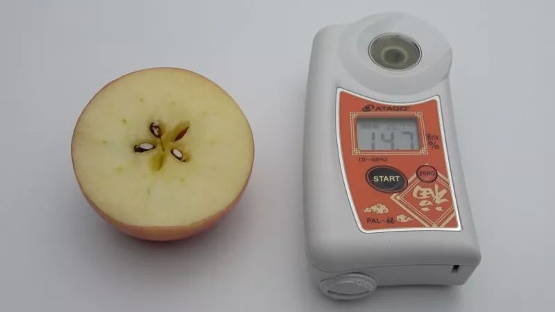 一筒5个装的火箭苹果,果肉香甜脆爽,一颗售价