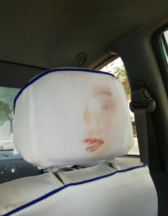 gif搞笑趣图:今天做出租车,司机一个急刹,我的脸直接撞上去了