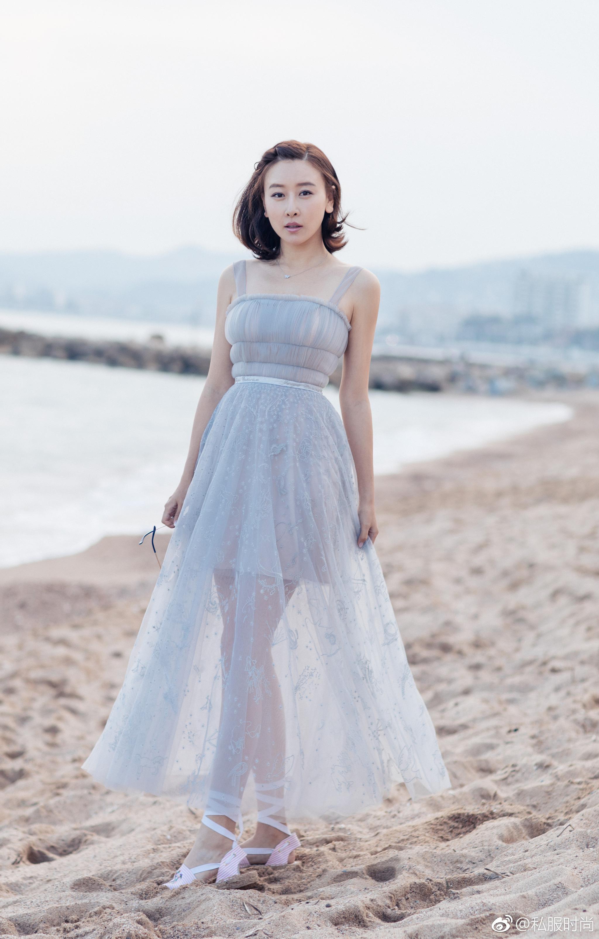毛俊杰夏日写真,在海边嬉戏玩耍,一身白色纱裙简单不失仙气
