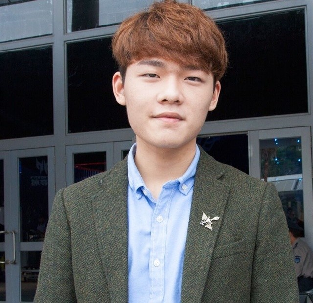 国服第一狮子狗辛巴女装直播，被老妈当场揪掉长发狂怼